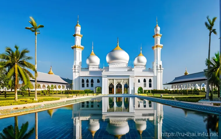태국의 이슬람 문화 - **Prompt 1: The Majestic Pattani Central Mosque and Its Serene Surroundings**
    An awe-inspiring w...